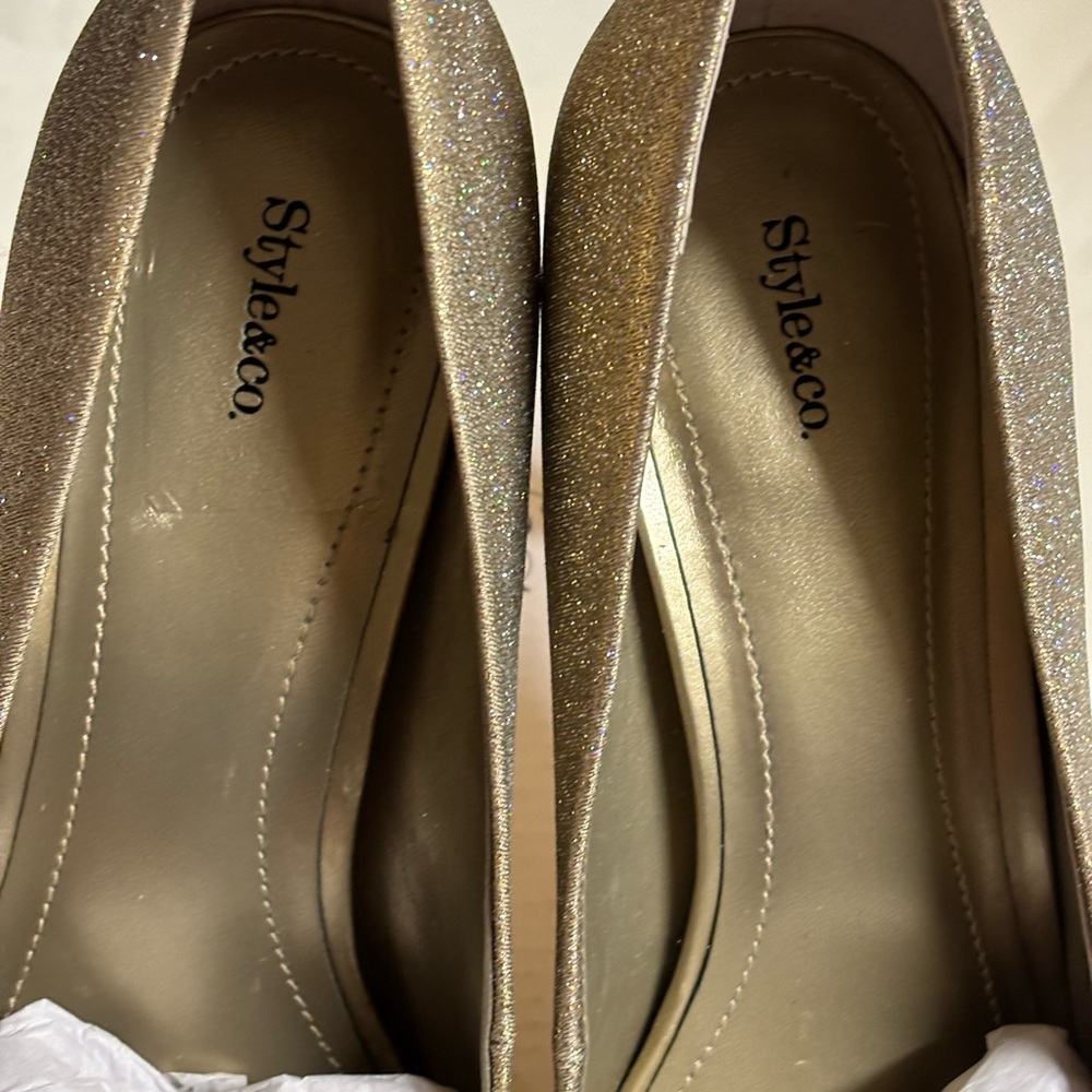 Style & Co. Women's Shimmering Gold Heels preowned excellent condition